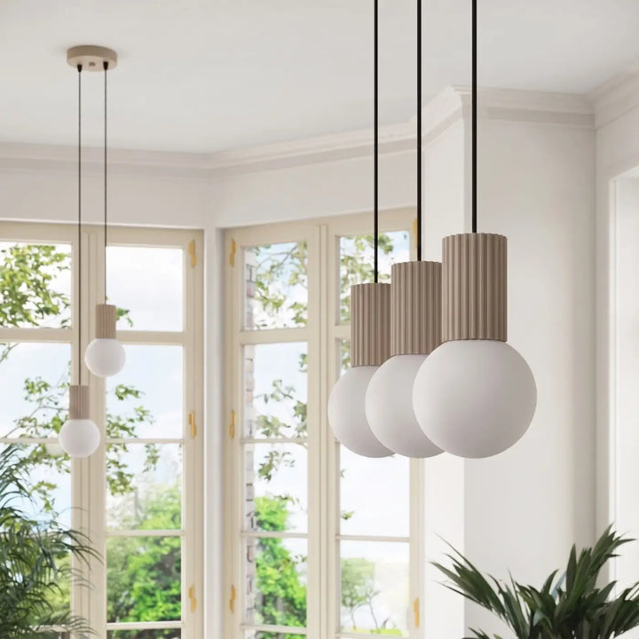 Suspension Luminaire taupe allumée, vue rapprochée