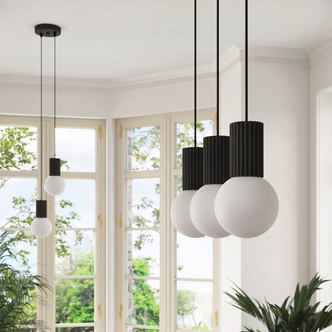 Suspension Luminaire noir allumée, vue rapprochée
