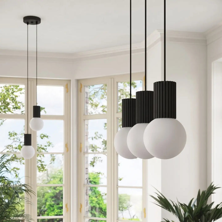 Suspension Luminaire noir allumée, vue rapprochée