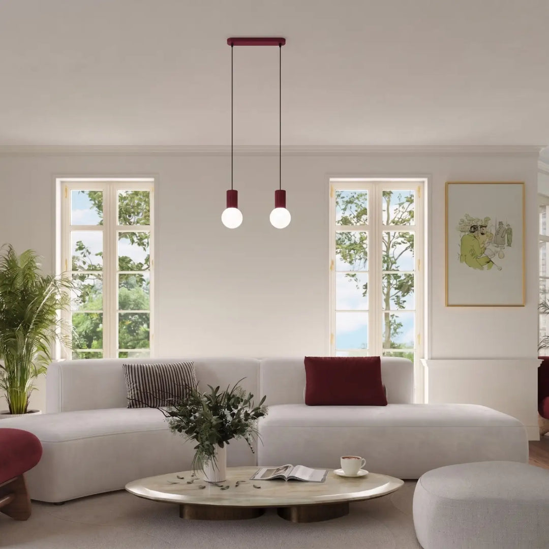 Suspension Luminaire bordeaux dans un intérieur contemporain