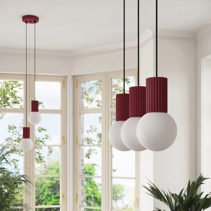 Suspension Luminaire bordeaux allumée, vue rapprochée