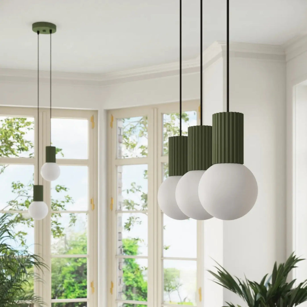 Suspension Luminaire vert olive allumée, vue rapprochée