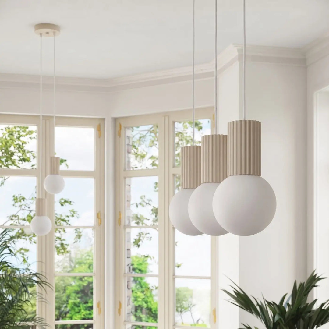 Suspension Luminaire beige allumée, vue rapprochée