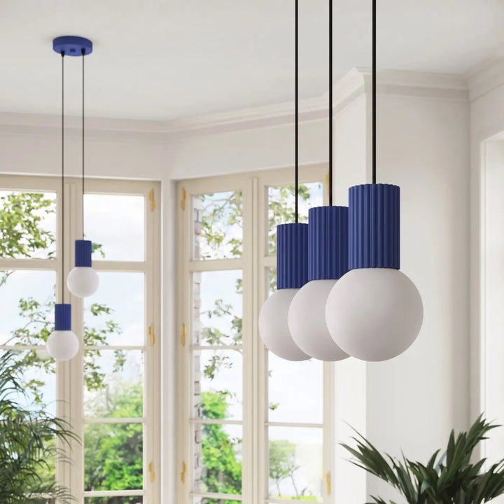 Suspension Luminaire outremer allumée, vue rapprochée