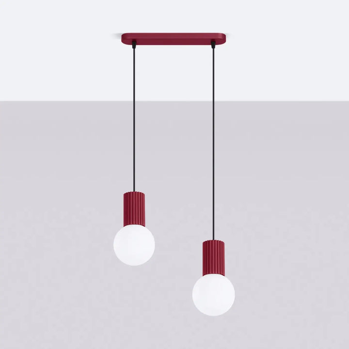 Suspension Luminaire bordeaux éteinte, vue rapprochée