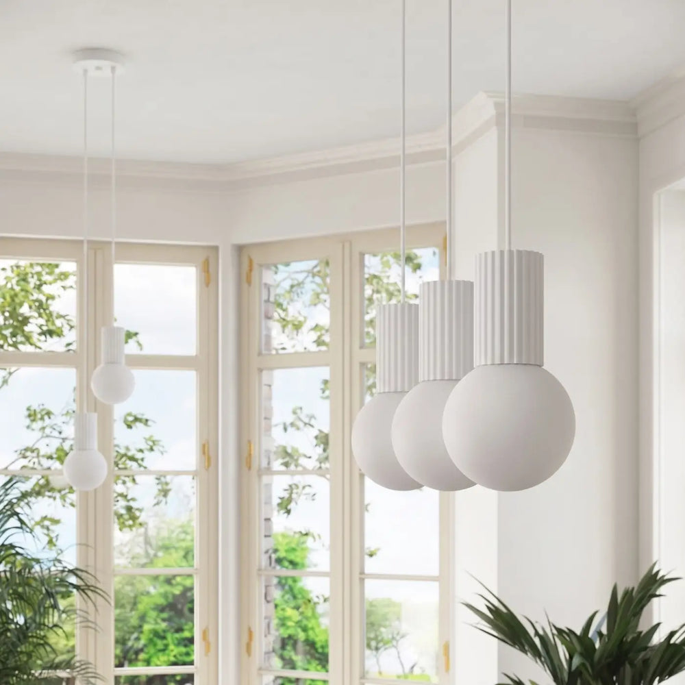 Suspension Luminaire blanc allumée, vue rapprochée