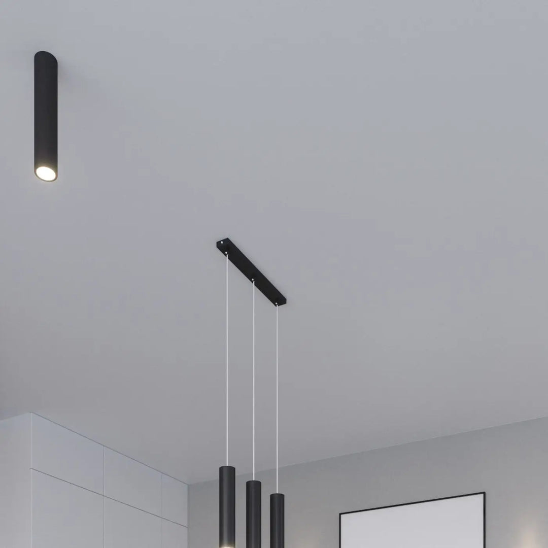 Suspension Luminaire noir allumée, vue rapprochée
