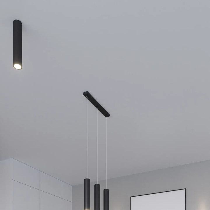 Suspension Luminaire noir allumée, vue rapprochée