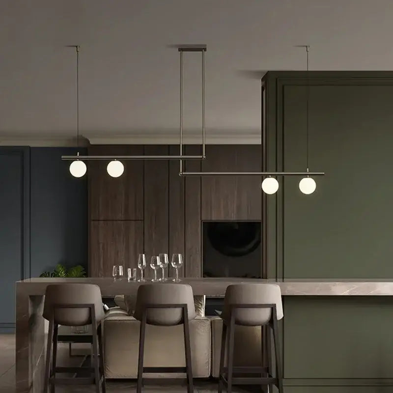Suspension linéaire dorée avec globes en verre style moderne