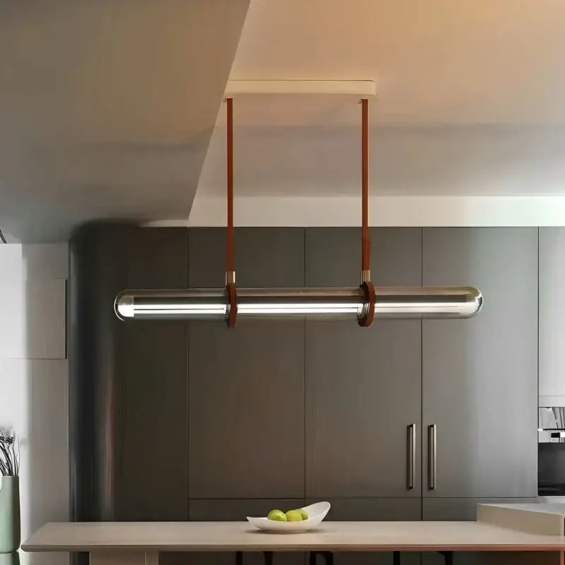 Suspension longue en cuir et verre au style moderne et élégant