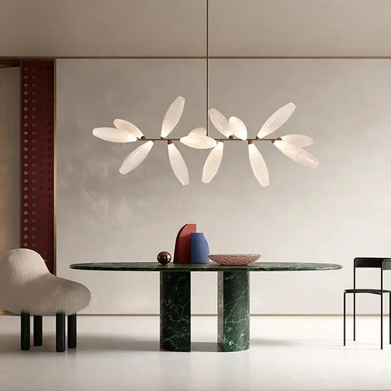 Suspension luminaire avec 14 pétales blanches sur un support doré

