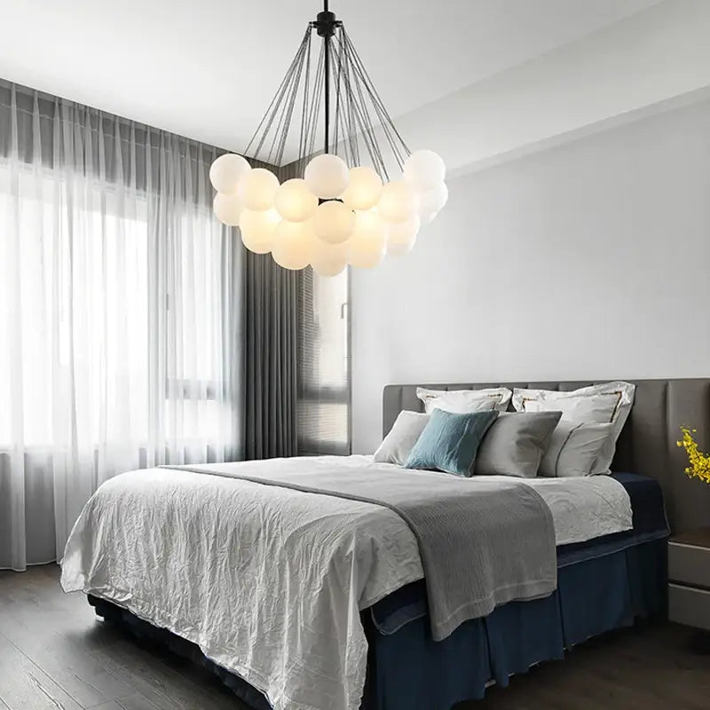 Suspension luminaire avec 37 boules blanches pour chambre moderne

