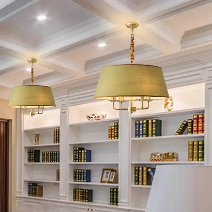 Suspension luminaire à abat jour vert et au support doré vintage

