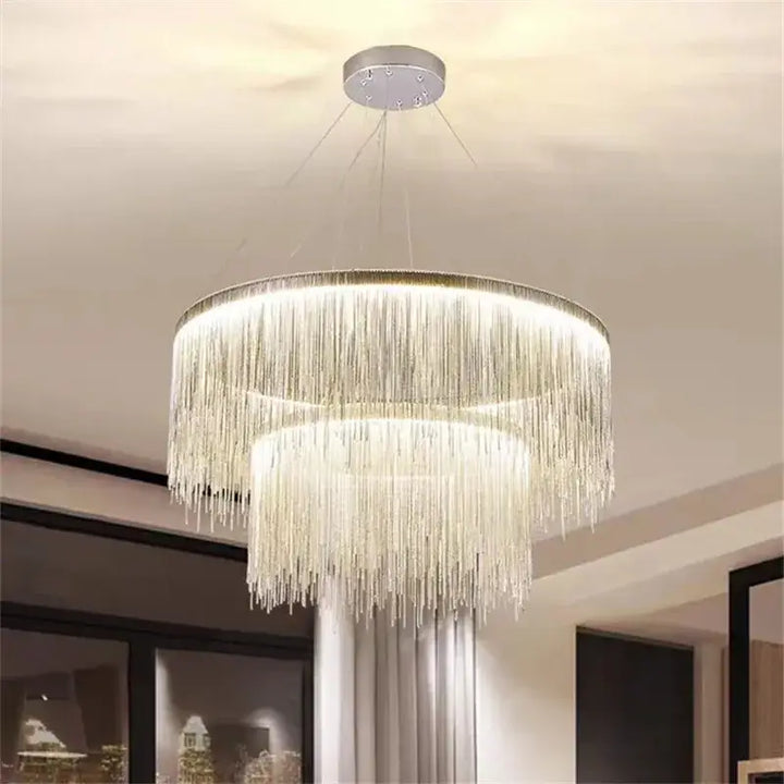 Suspension luminaire argentée à pampilles au design post moderne

