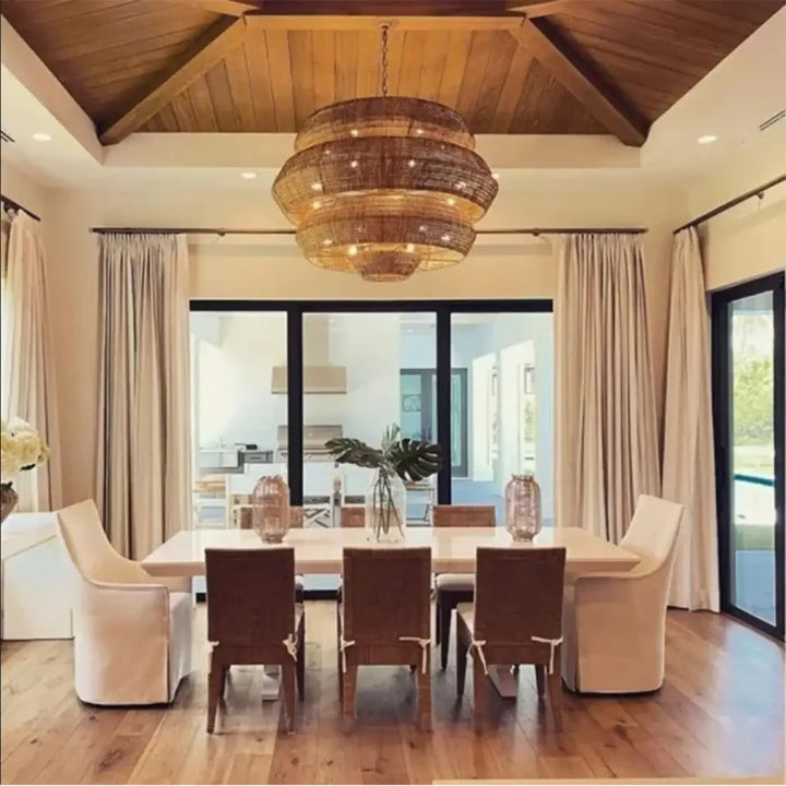 Suspension luminaire artisanale en rotin tressé avec éclairage ambre chaud formes superposées pour intérieur élégant