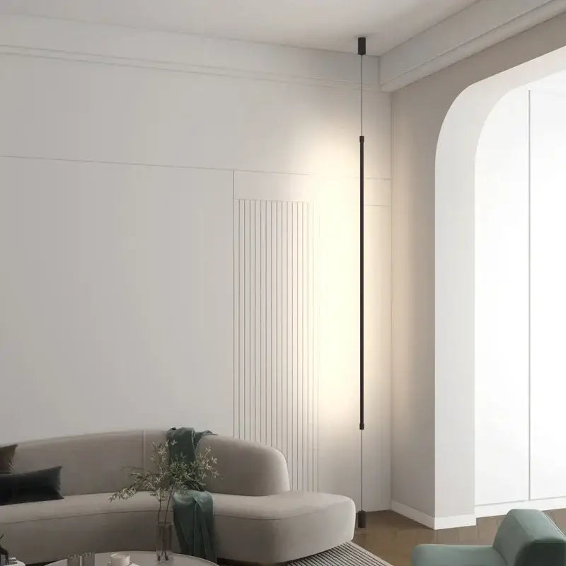 Suspension luminaire attachée au plafond au sol par une barre LED

