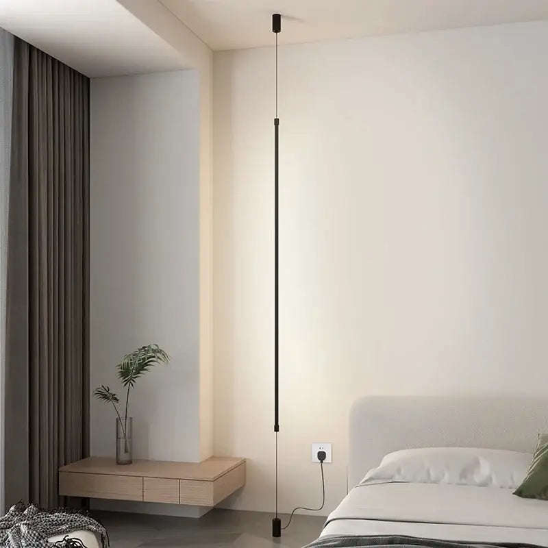 Suspension luminaire attachée au plafond au sol par une barre LED

