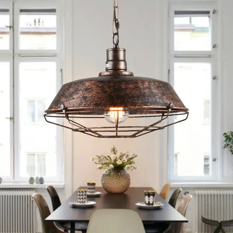 Suspension luminaire au style industriel en forme de cloche aplatie

