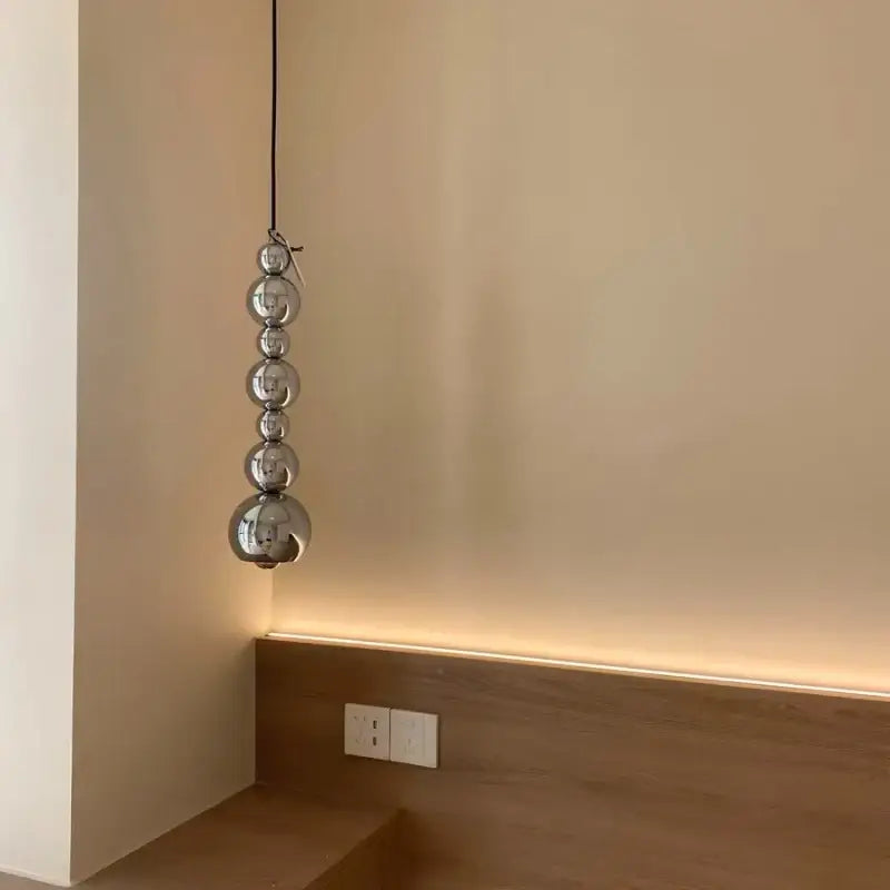 Suspension luminaire au style moderne en forme de totem vertical

