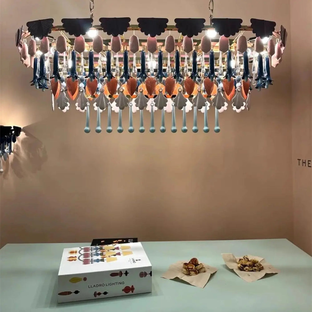 Suspension luminaire modora avec pampilles colorées rose orange bleu et blanc en verre translucide et opaque, esprit couture