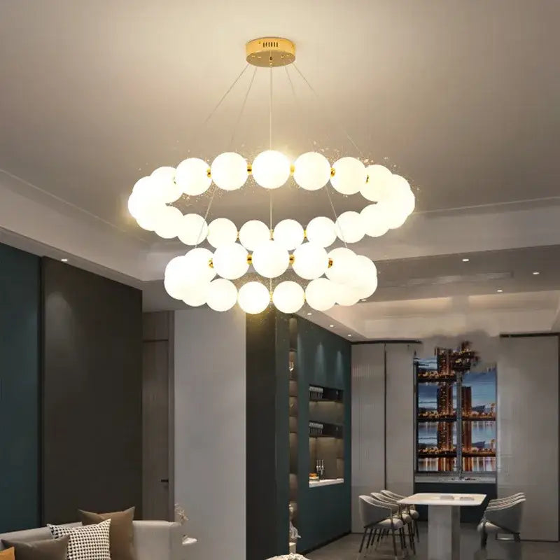 Suspension Luminaire Avec Des Boules Blanches Sur Deux Anneaux
