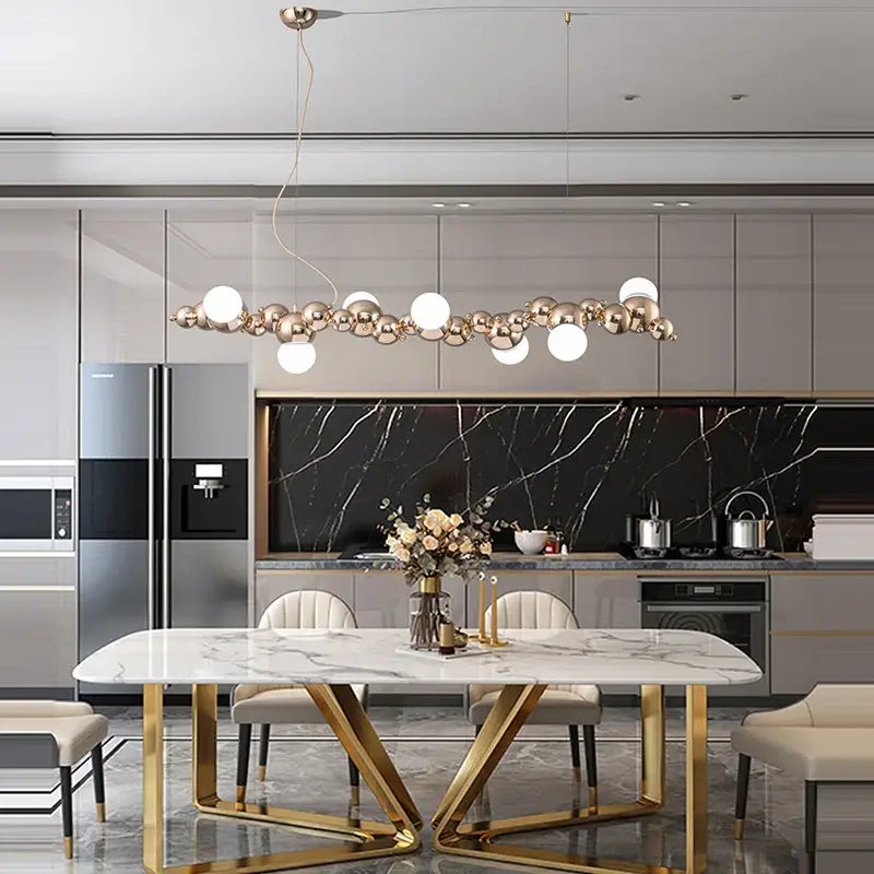 Suspension Luminaire Avec Des Boules Dorées Et Blanches À LED
