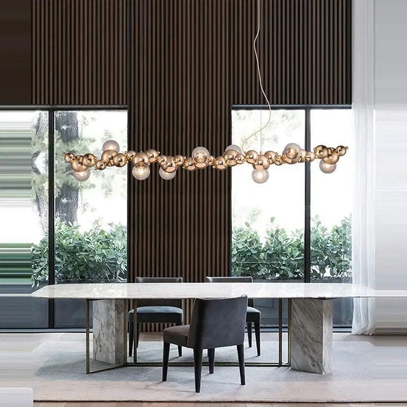 Suspension Luminaire Avec Des Boules Dorées Et Blanches À LED