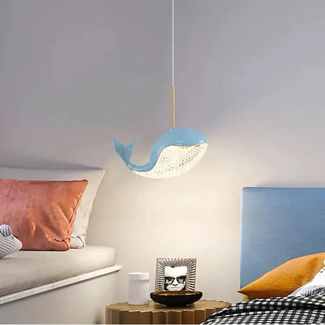 Suspension luminaire baleine aquara bleu clair avec dessous blanc texturé et tige suspendue dorée