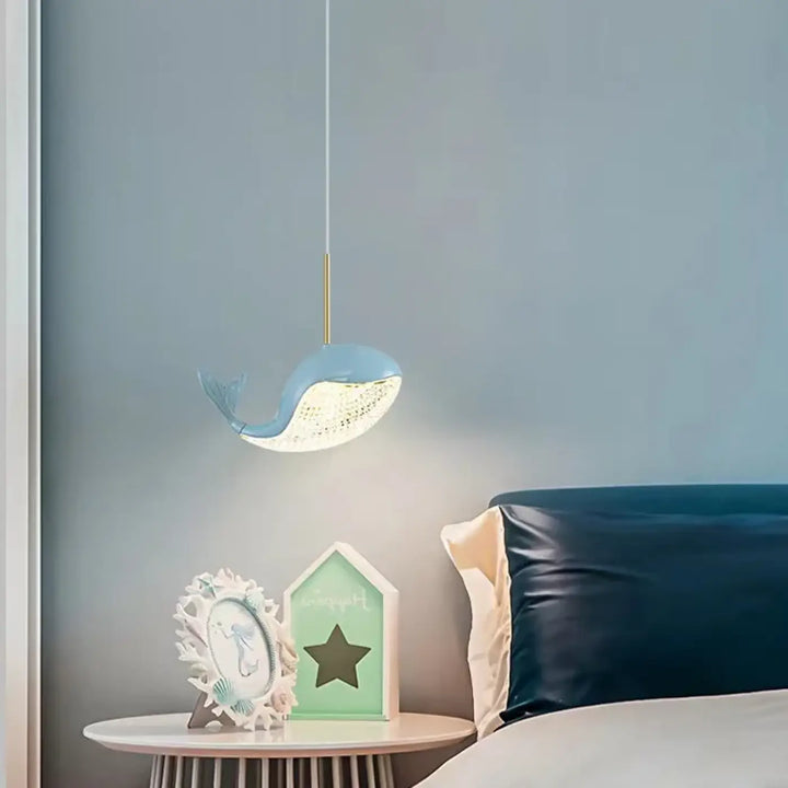 Suspension luminaire baleine aquara en forme de baleine bleu clair avec dessous perforé blanc et tige dorée