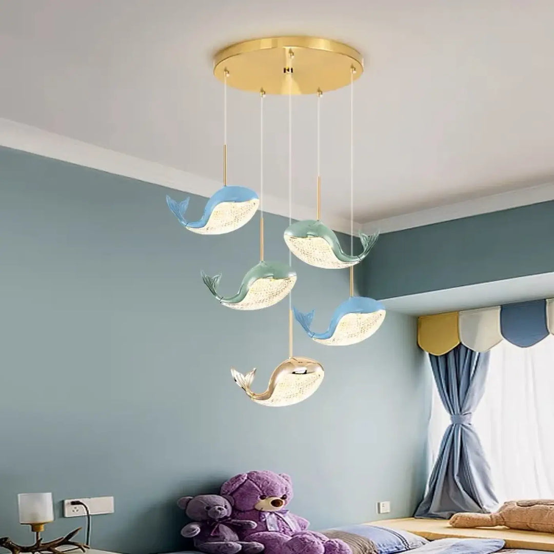 Suspension luminaire aquara avec cinq luminaires baleine en verre dépoli bleu et vert suspension sur base dorée
