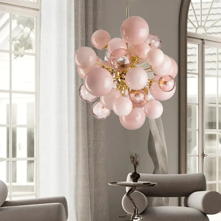 Suspension luminaire blast avec orbes en verre rose translucide et bras en métal doré pour une lumière douce facile à entretenir