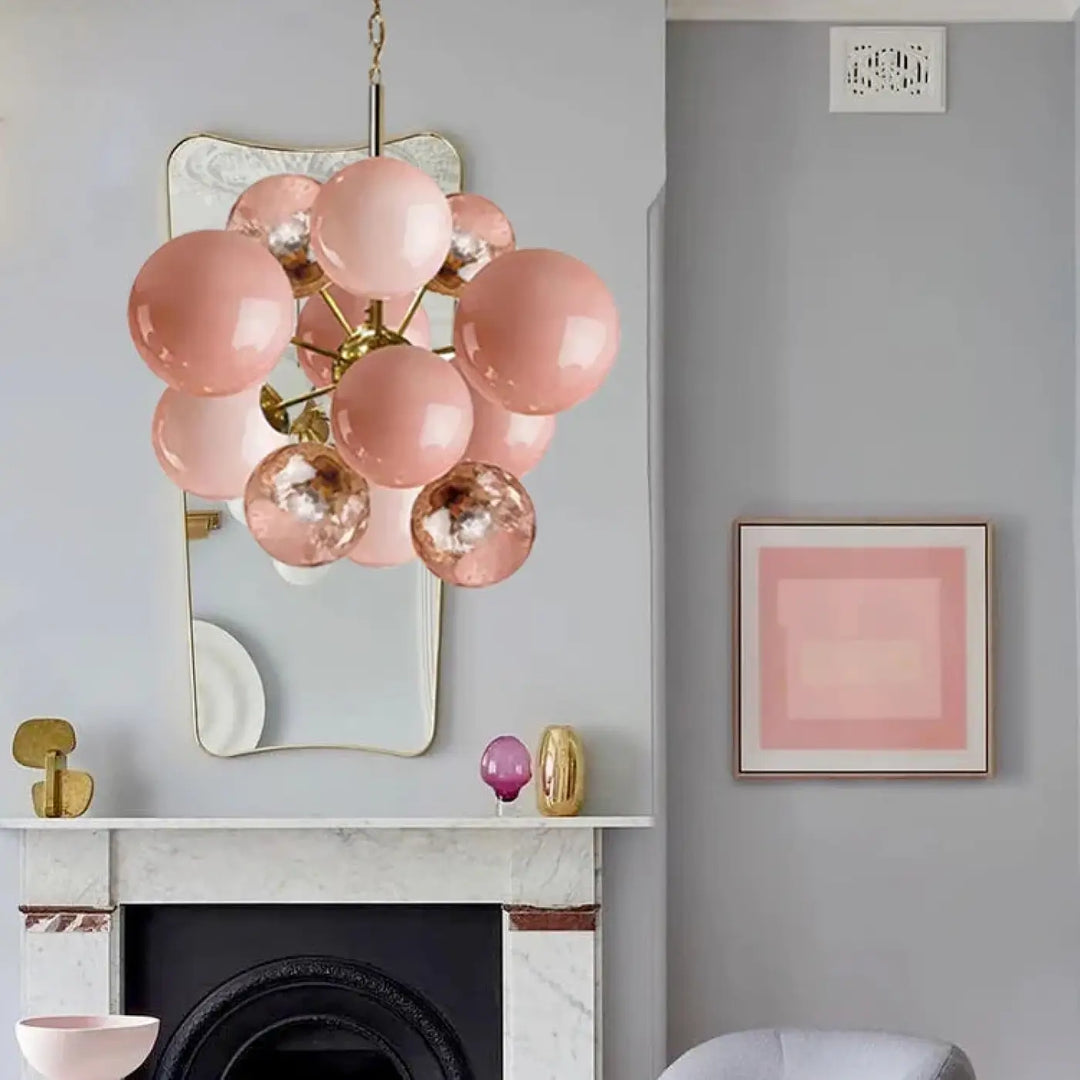 Suspension luminaire blast avec orbes en verre rose glossy et rose gold sur structure en laiton facile à entretenir lumière douce
