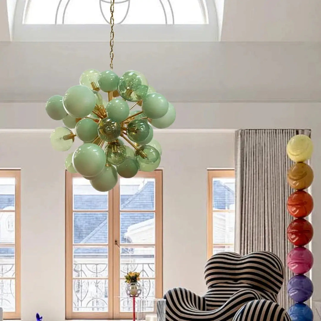 Suspension luminaire blast avec orbes en verre vert translucide autour d’un support en laiton, lumière douce facile à entretenir