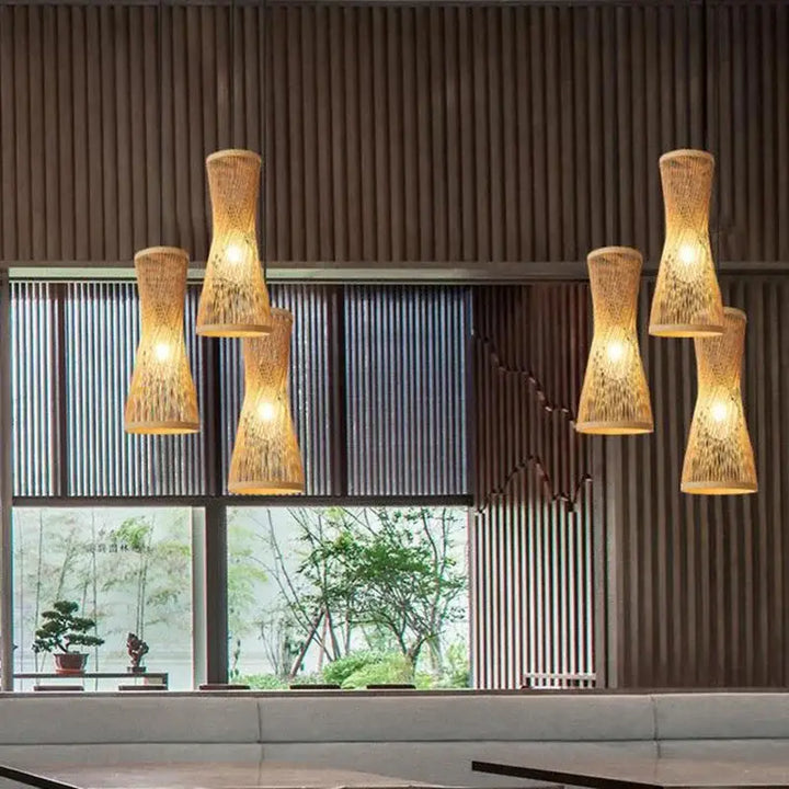 Suspension luminaire en bambou au forme élancée et ondulant

