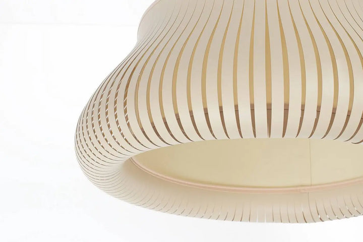 Suspension luminaire oblo beige en bois crème moderne avec design courbé et lattes verticales pour lumière élégante