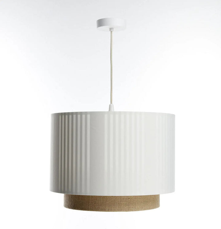 Suspension luminaire blanc avec abat-jour plissé et base en tissage naturel beige pour un éclairage élégant