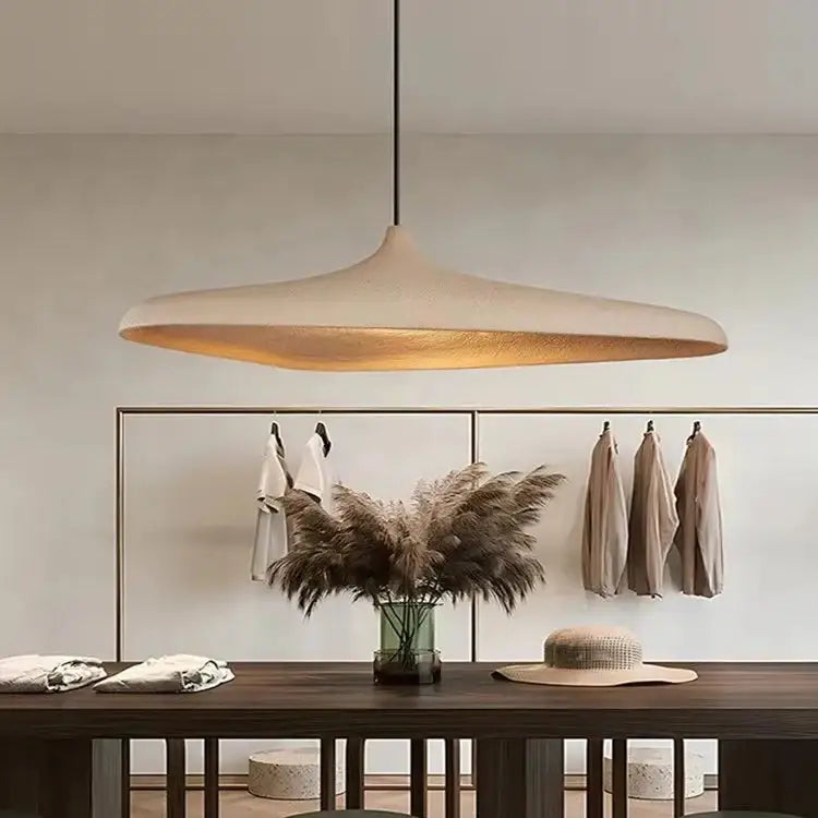Suspension luminaire blanc crème au design original pour restaurant

