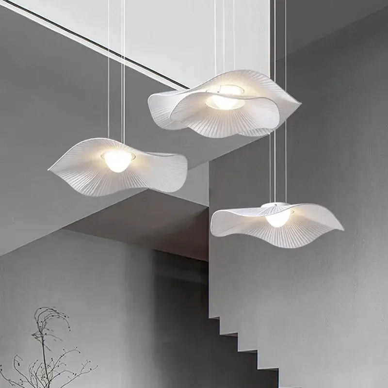 Suspension luminaire blanche avec deux abats jours courbés

