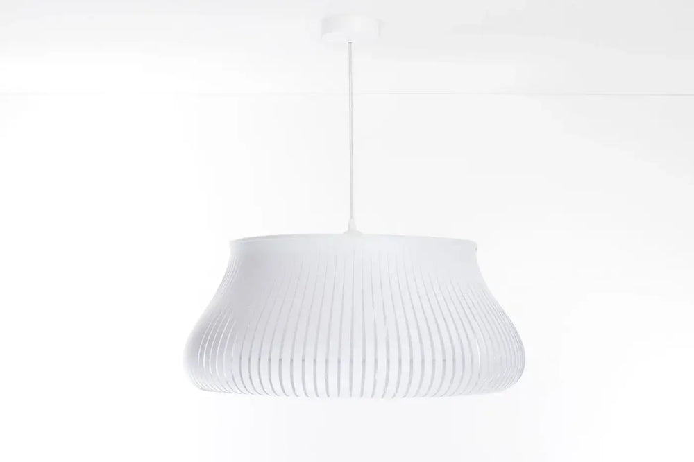 Suspension luminaire oblo blanc avec design cannelé et silhouette moderne offrant une lumière élégante