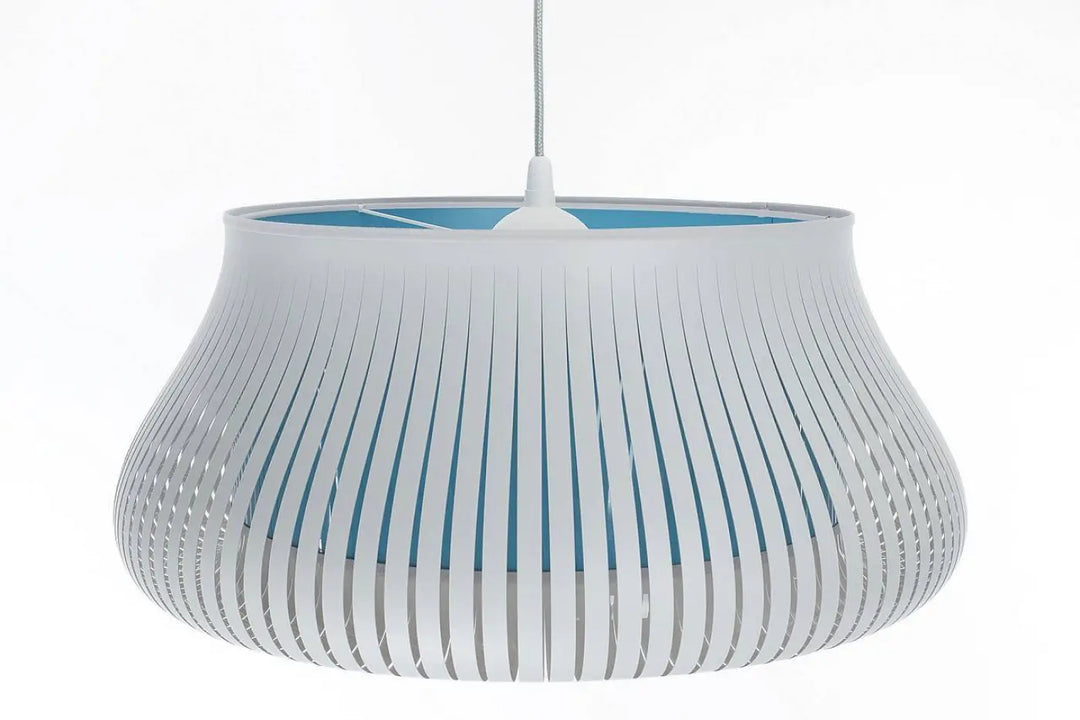 Suspension luminaire oblo blanc avec fentes verticales et intérieur bleu clair pour éclairage décoratif