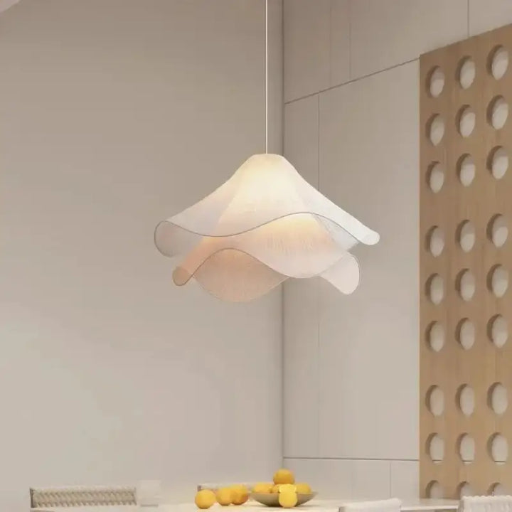 Suspension Luminaire Blanche Courbée Comme Une Robe Andalouse