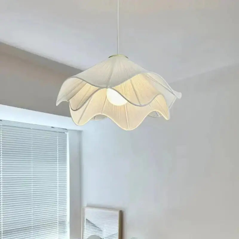 Suspension Luminaire Blanche Courbée Comme Une Robe Andalouse