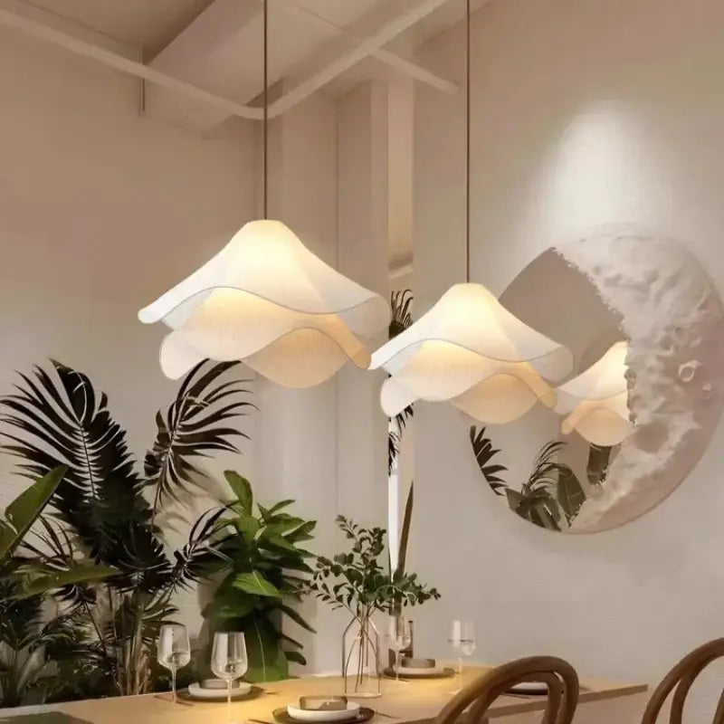 Suspension Luminaire Blanche Courbée Comme Une Robe Andalouse