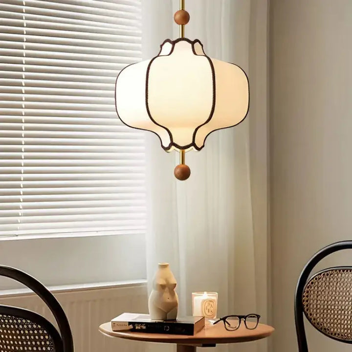 Suspension luminaire blanche avec détails marron au style chic