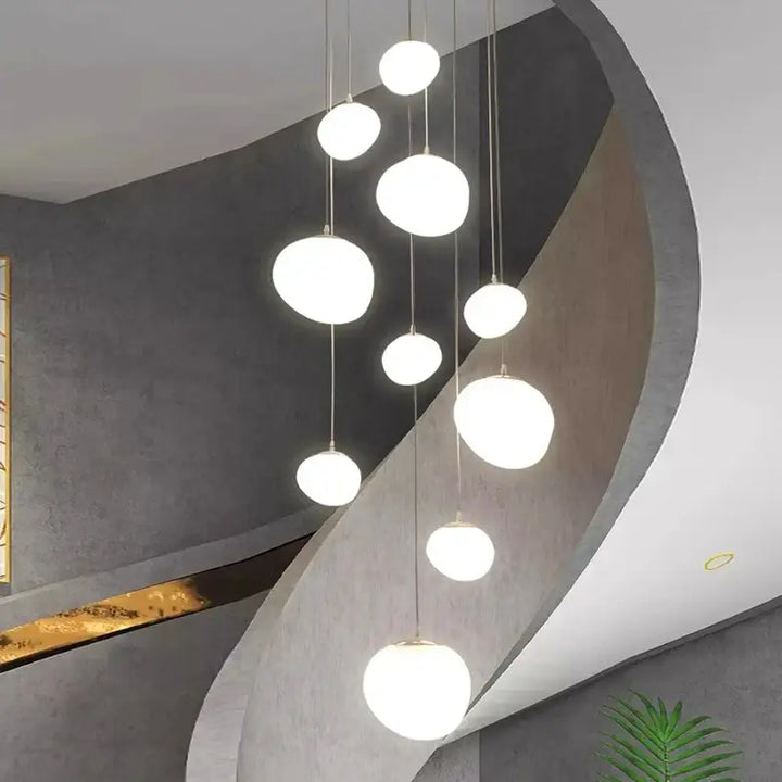 suspension luminaire blanche pour escalier sur plusieurs étages


