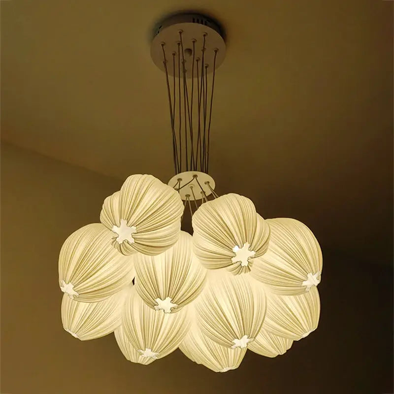 Suspension luminaire blanche en forme de bouquet de fleurs