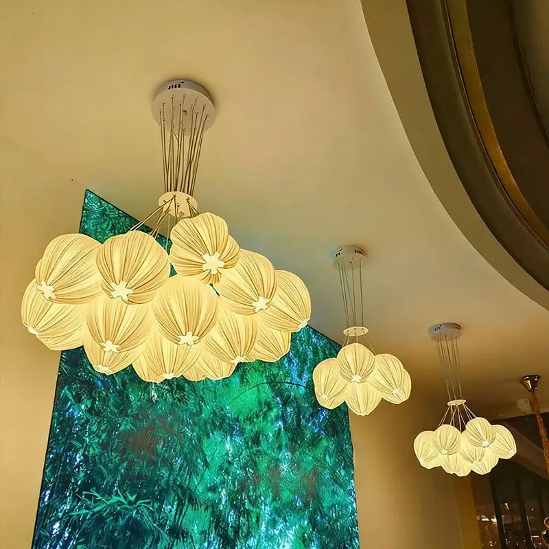 Suspension luminaire blanche en forme de bouquet de fleurs