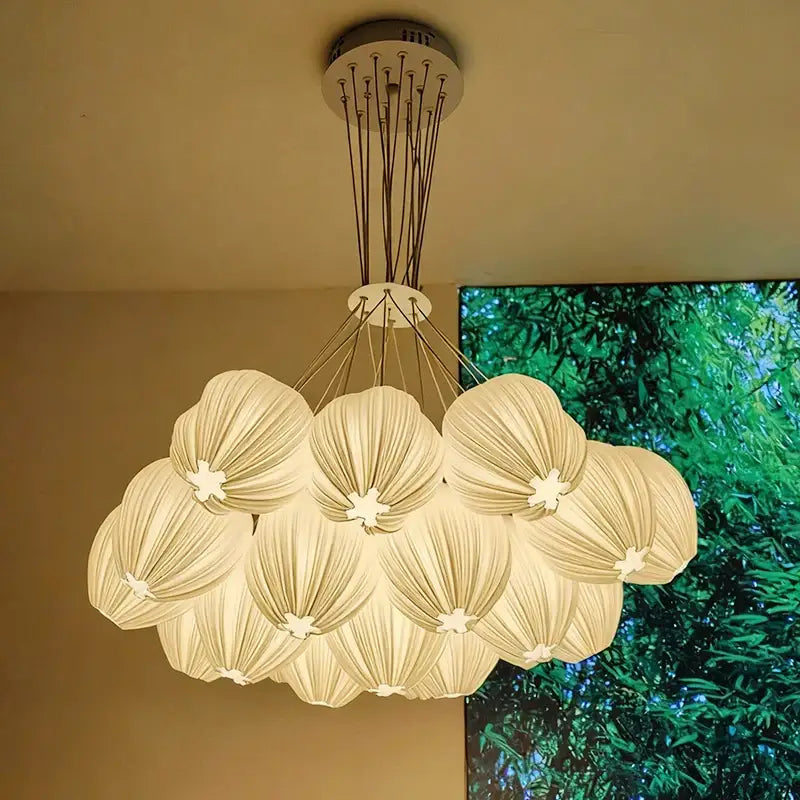 Suspension luminaire blanche en forme de bouquet de fleurs