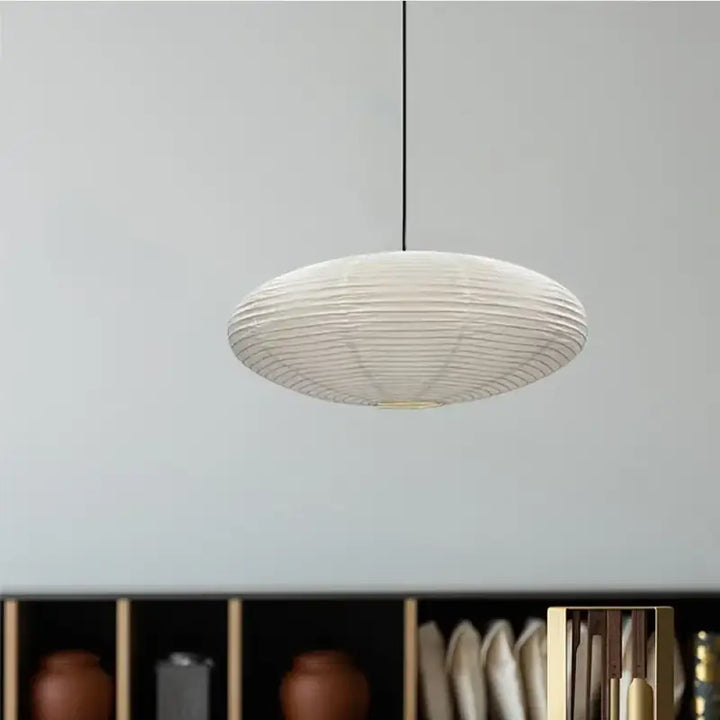 Suspension luminaire blanche de forme ovale au design minimaliste

