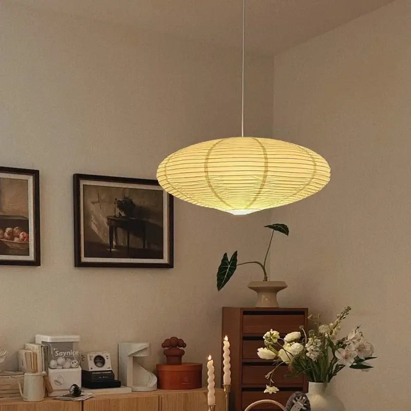 Suspension luminaire blanche de forme ovale au design minimaliste

